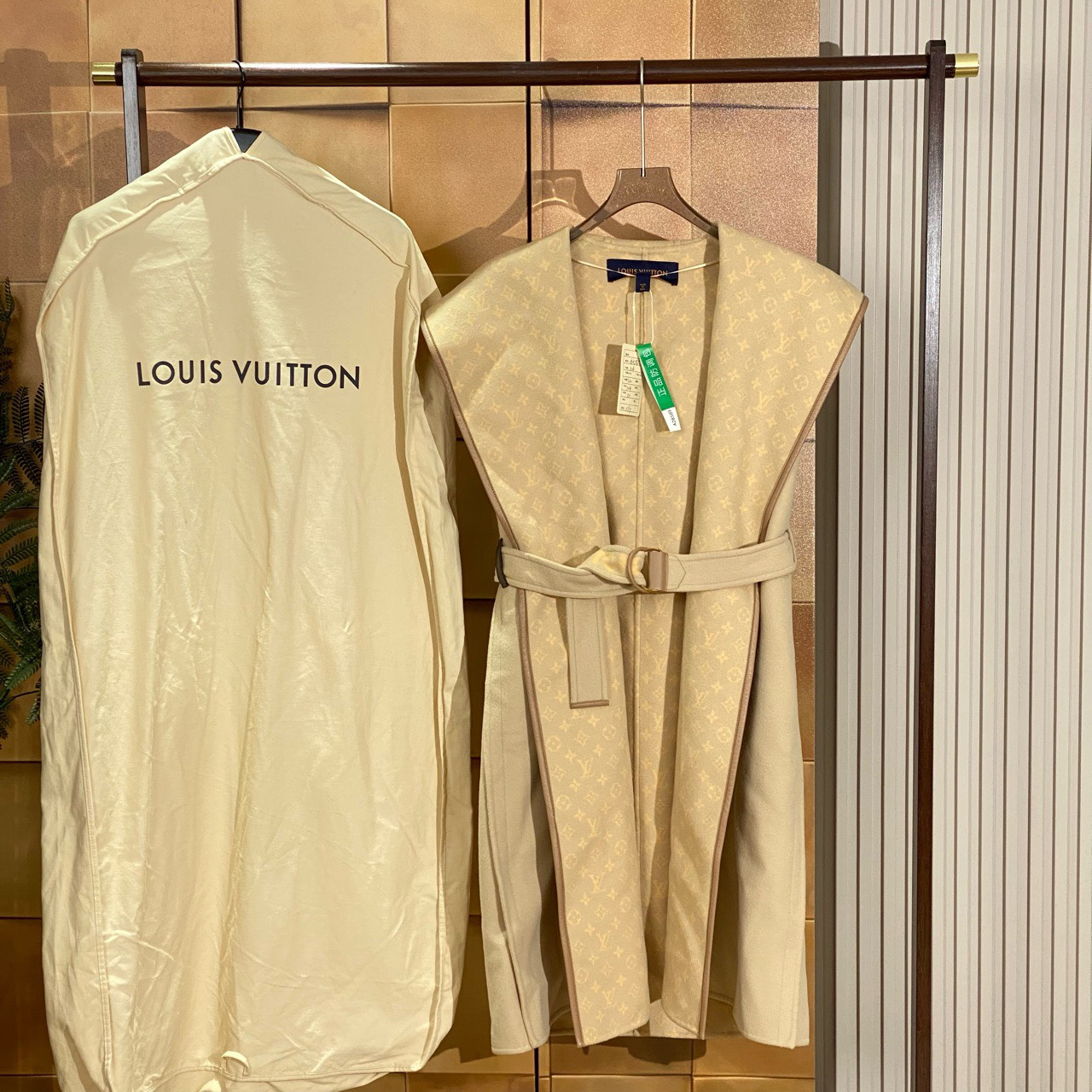 Louis Vuitton卡其色老花满无袖印浴袍大衣/34码/全新带吊/28589