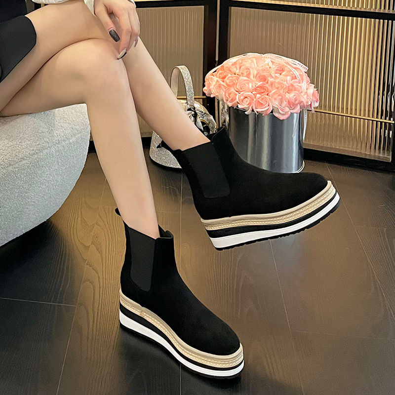 日系2024冬季内增高套脚时装靴女坡跟高跟圆头厚底松糕鞋短靴百搭