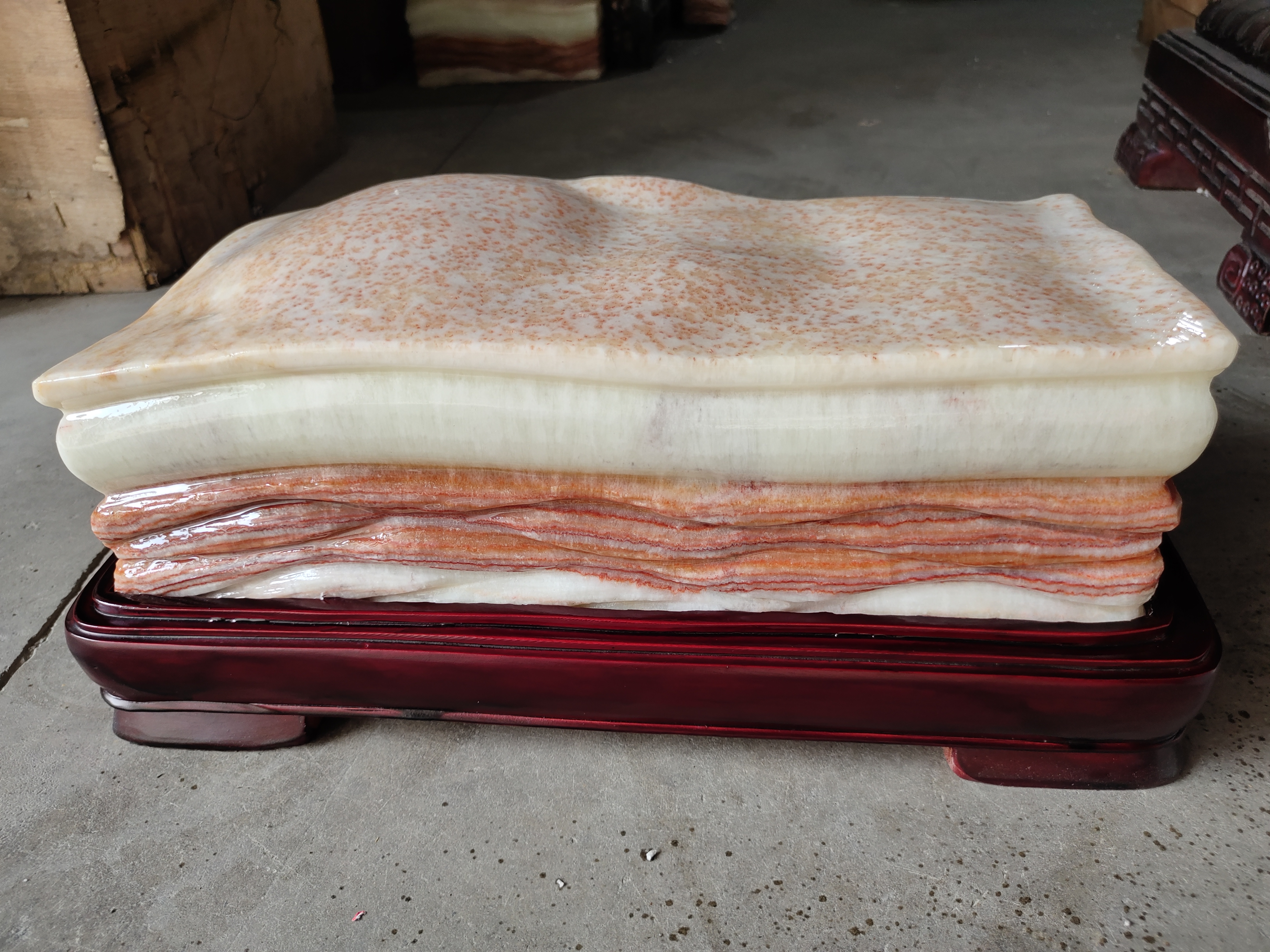 广西天然猪肉石家居摆件品。石头长 44宽20高13cm