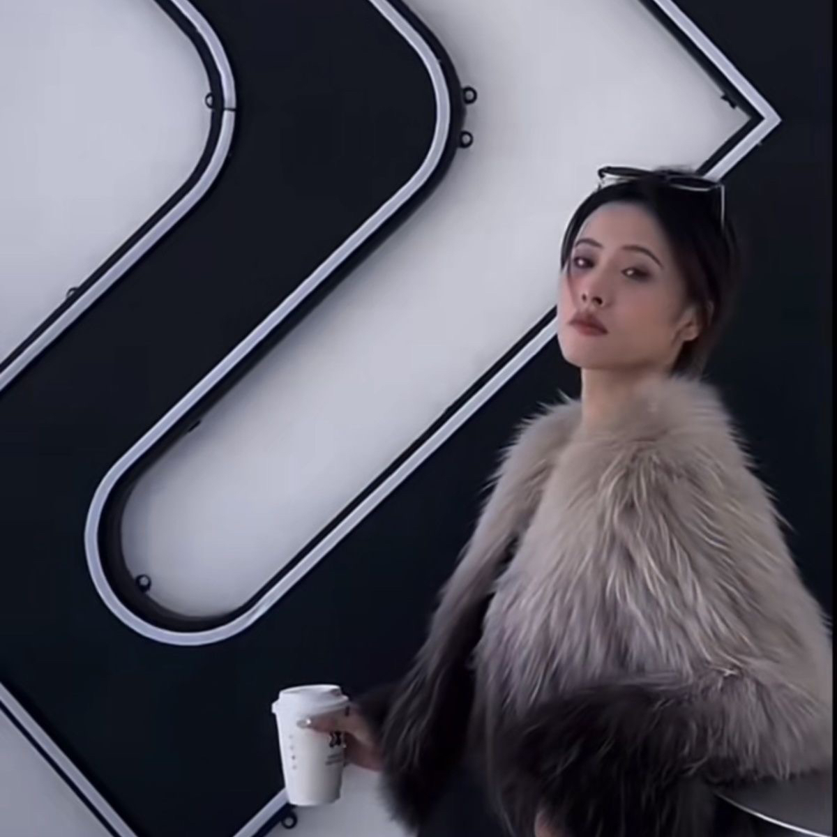 【MZ】2025冬季新款貉子外套女短款显瘦渐变色撞色上衣时尚