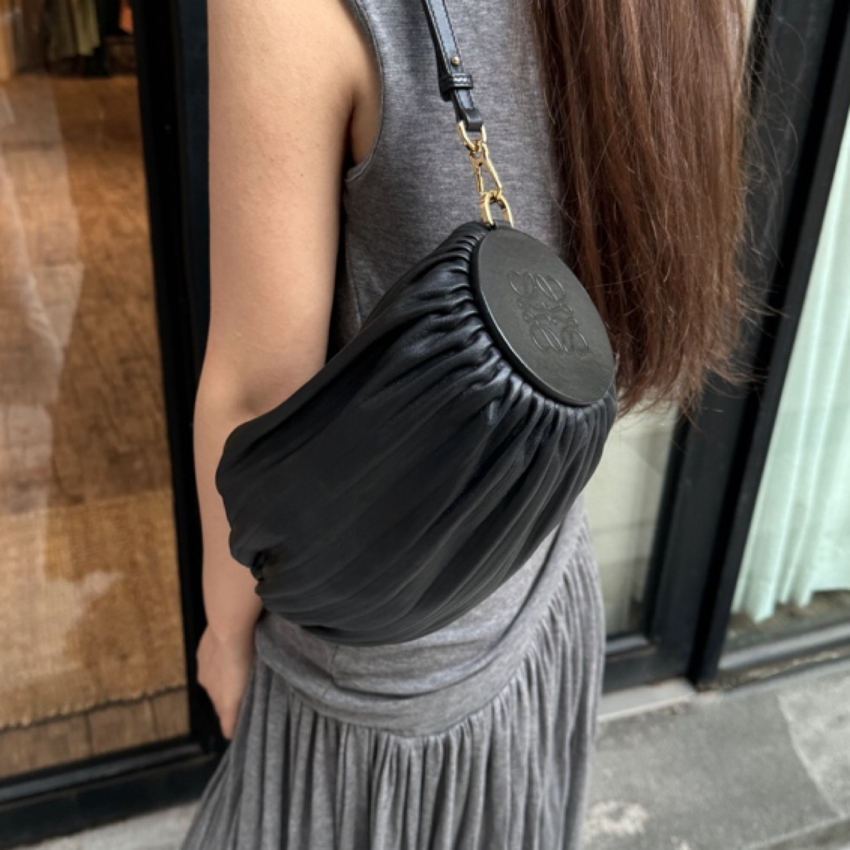 95新 LOEWE/罗意威 Loewe黑金褶皱圆筒包