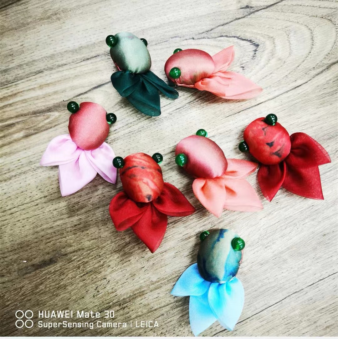 杨老师布艺 金鱼胸针
