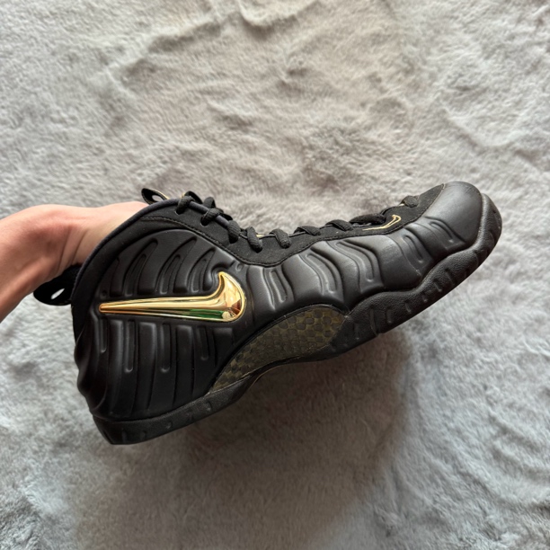 43码 Nike 黑金泡 90新 鞋底磨损小 鞋面新 气垫完好 中古篮球鞋