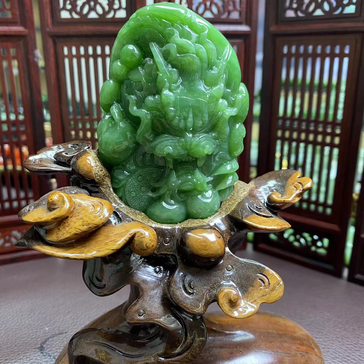 【迈越珠宝】天然和田玉碧玉阳绿龙行天下神龙护主精雕精美俏色摆件
