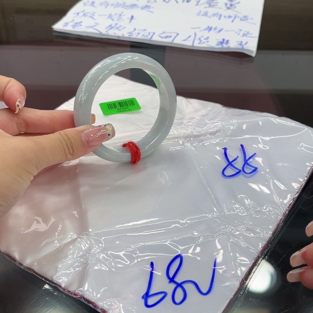 翡翠手镯未镶嵌55圈了