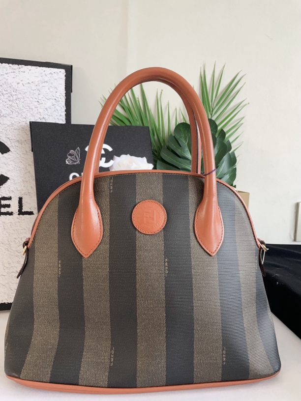 95新 FENDI/芬迪 兔兔奢/芬迪贝壳包/240218108