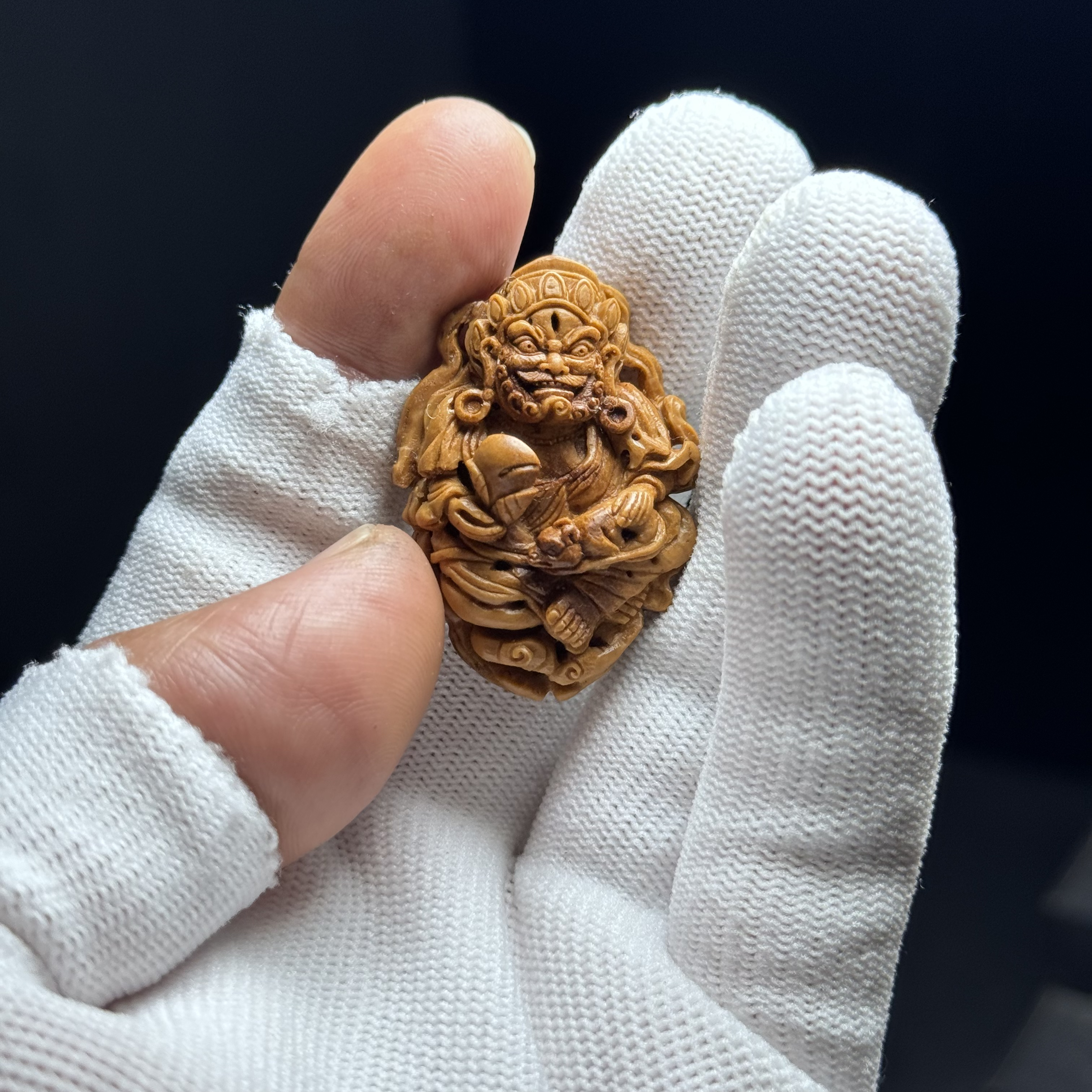 黄财神，桃核雕刻圆雕满工