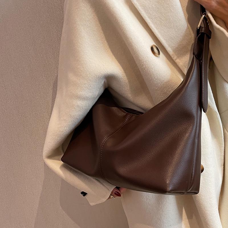 爆款大容量百搭包包女秋冬新款斜挎包学生上课通勤单肩腋下包