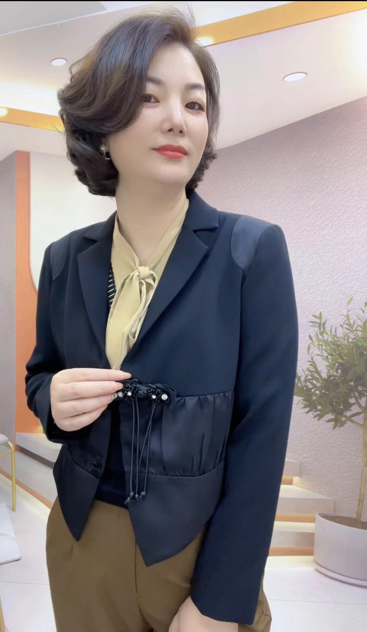 《林李上新》27015高端时尚欧货气质个性盘扣钉珠短款小西装外套