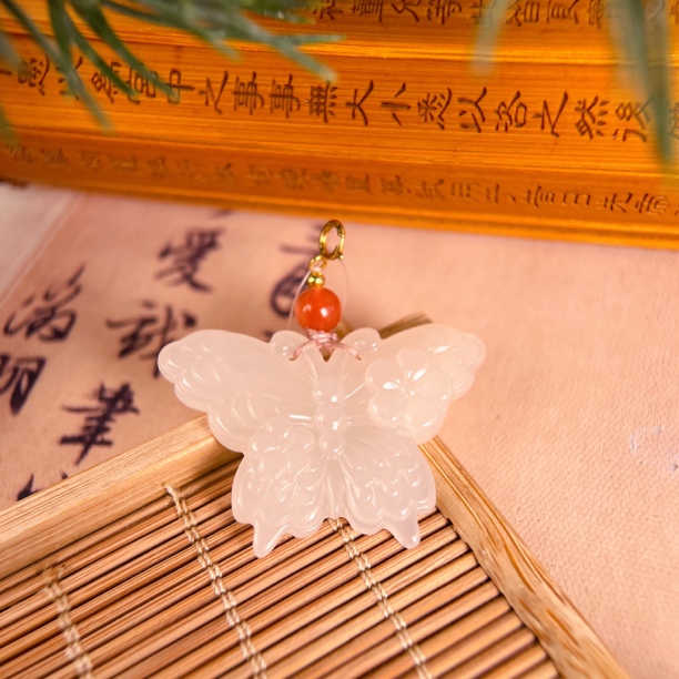 正宗新疆和田玉青海野牛沟藕粉蝴蝶吊坠大号上等品质送妈妈送女友