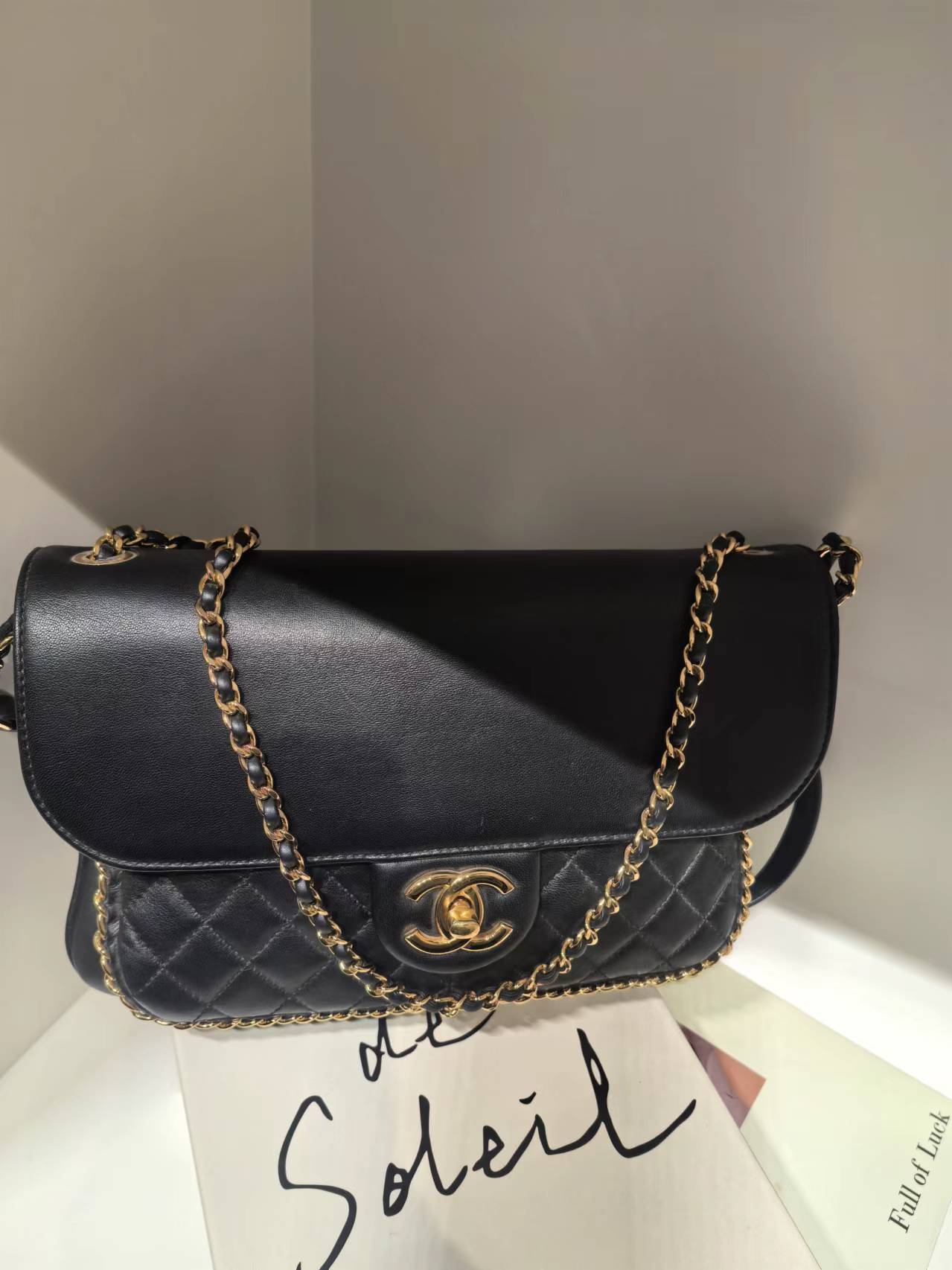 95新 Chanel/香奈儿 HIHi/CHANEL 17A 黑金滚边信封链条包 23开