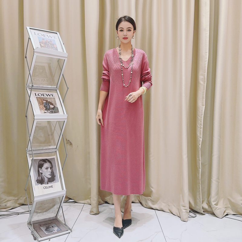 5809藕粉色气质设计师秋冬长款提花轻奢针织连衣裙
