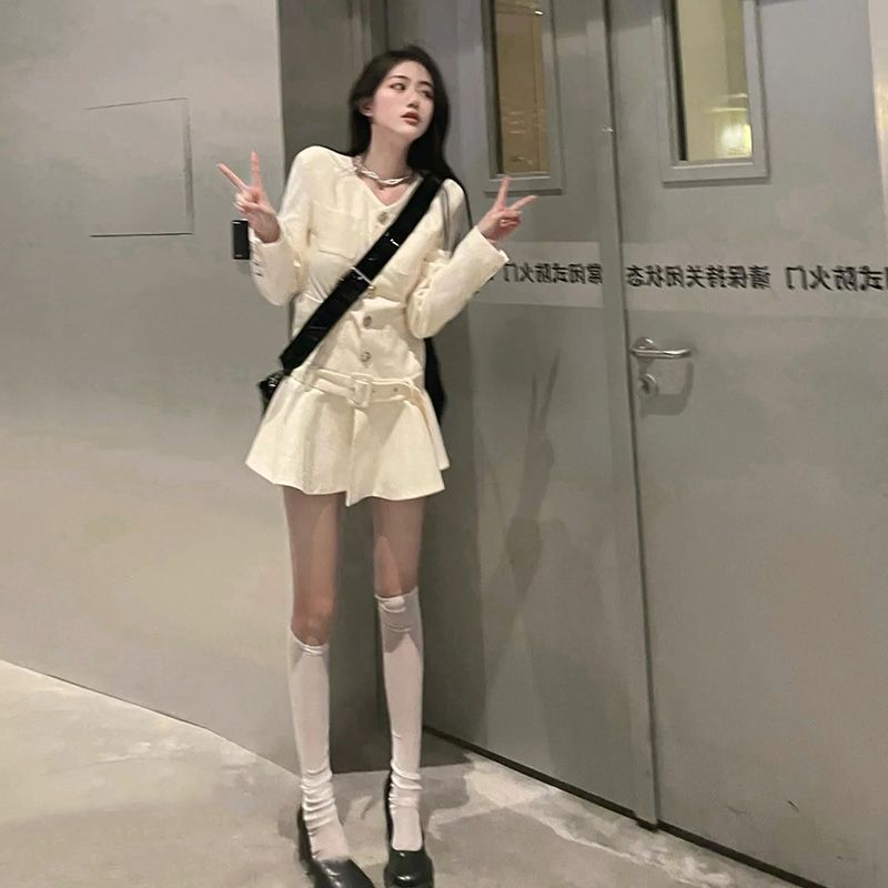长袖设计感小众复古百褶裙子奶白色小香风连衣裙女秋冬季新款