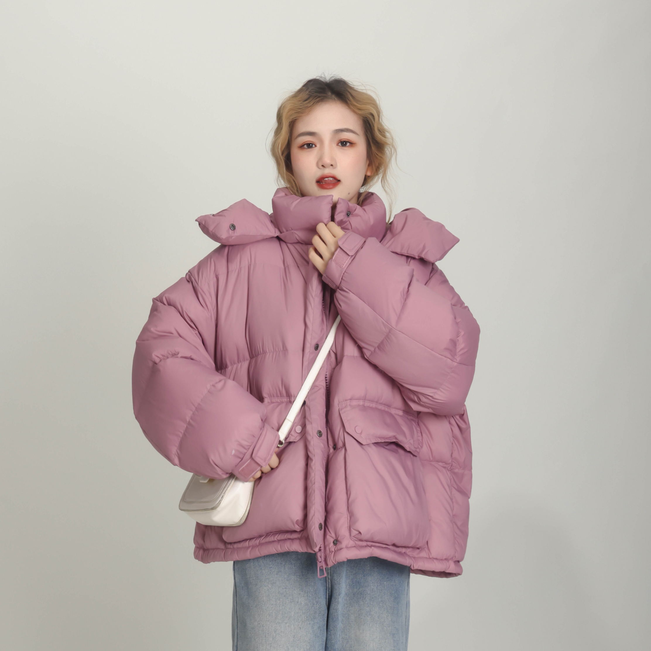 波司澄多巴胺粉色短版羽绒衣女2023冬季新款宽松小个子加厚面包服
