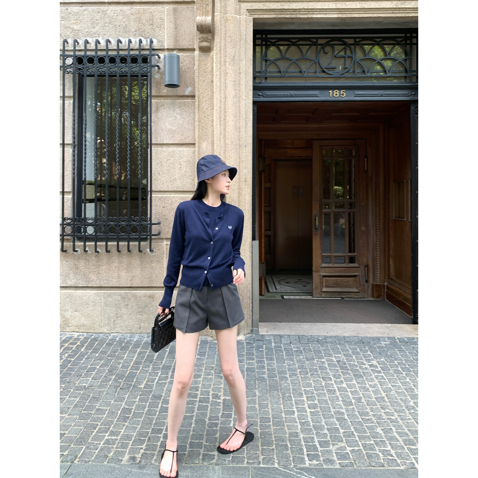  周淼ZHOUMIAO刺绣贝壳扣直筒针织开衫马甲女ZM24G8391Z