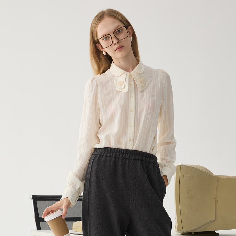 谜底白衬衫长袖女冬新品通勤风雪尼尔条绒刺绣衬衣244MC1585