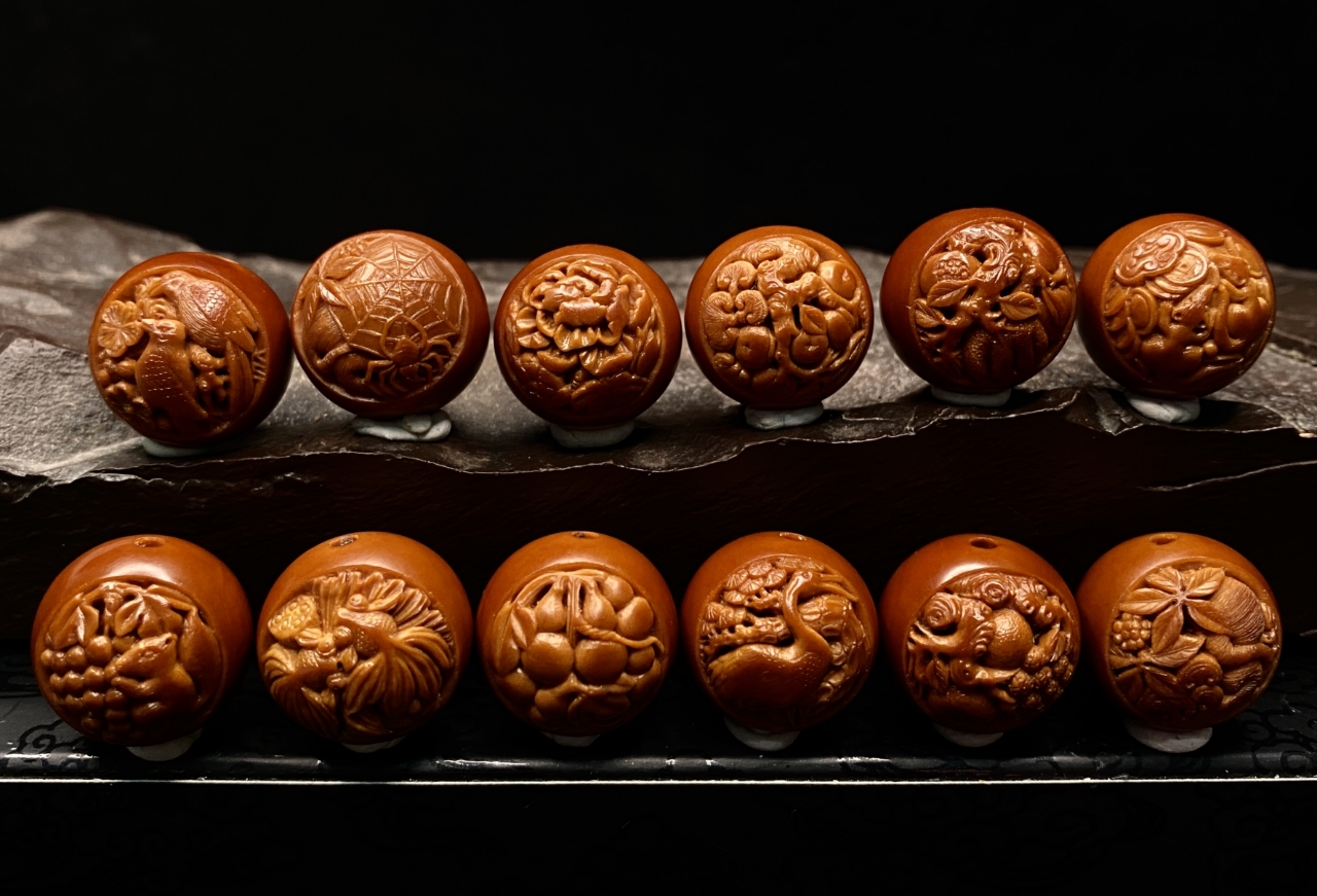 【范道竹核雕艺术】【春华秋月 】尺寸1.95*1.95cm橄榄核雕纯手工雕刻