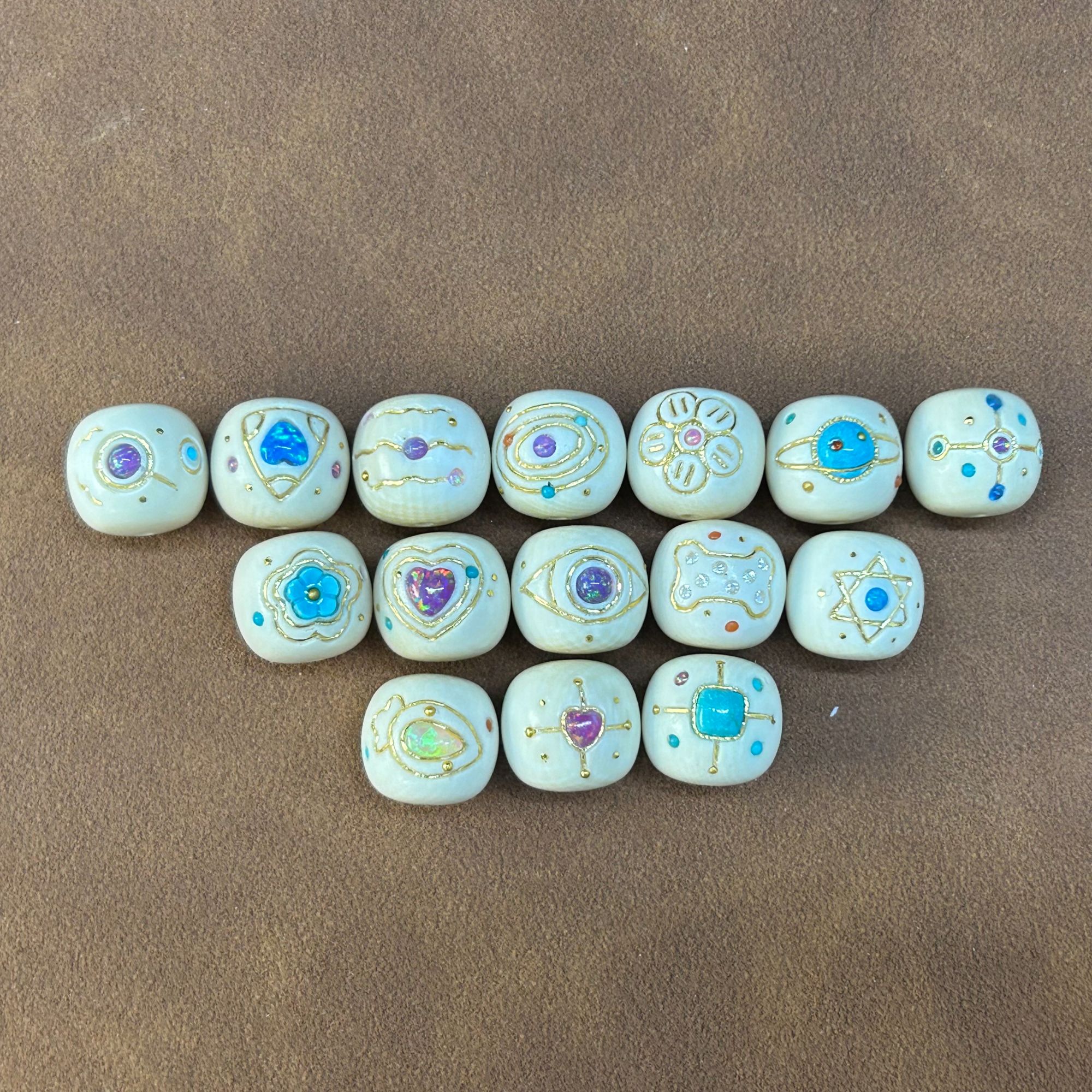 【再序】24K镶嵌 精品原色雕刻猛犸牙  多巴胺DIY配饰 约12*11mm