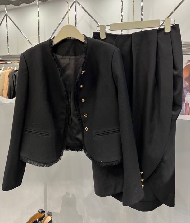 黑色短外套+半身裙