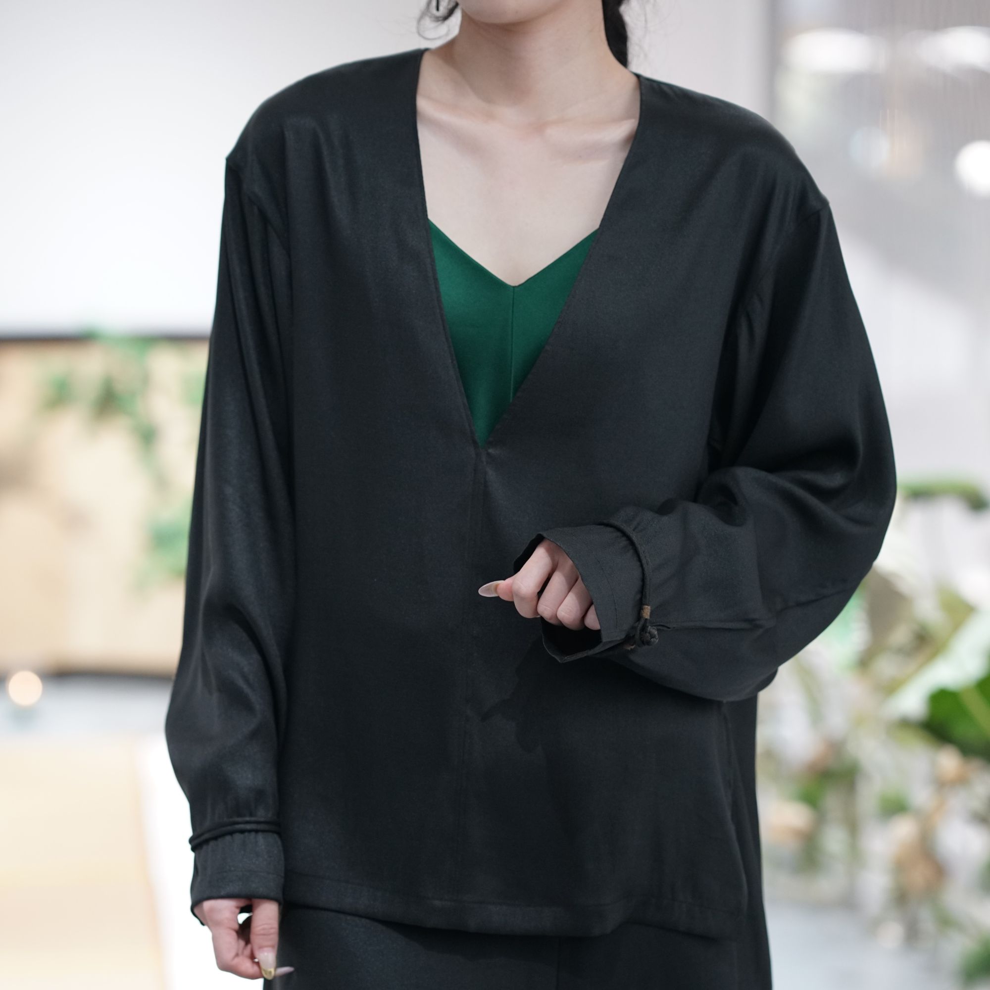 W德玺见萩香云纱 肌理莨深V领线迹装饰上衣 QZWF1S014