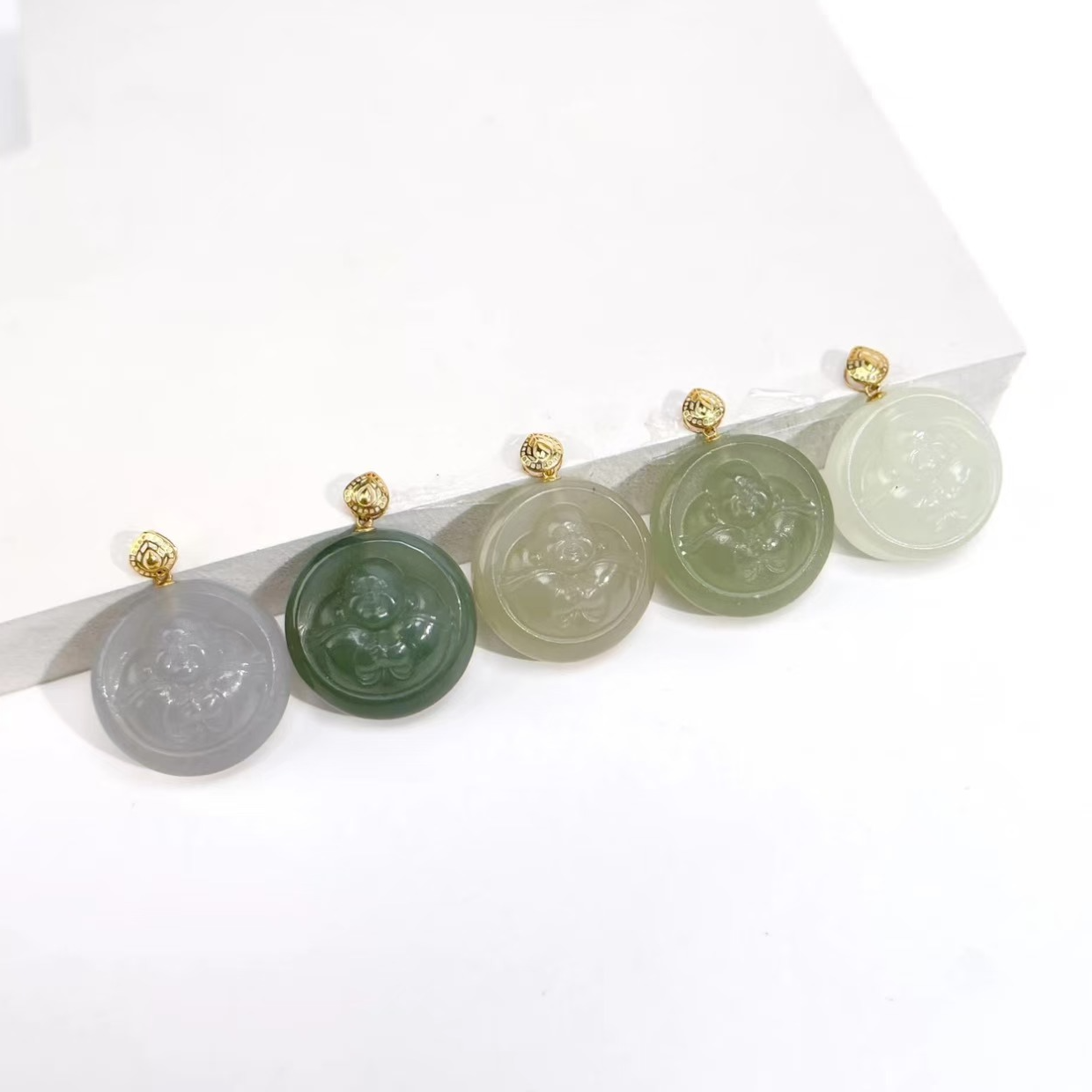 天然和田玉抱抱佛圆牌吊坠（多样发其一）C14