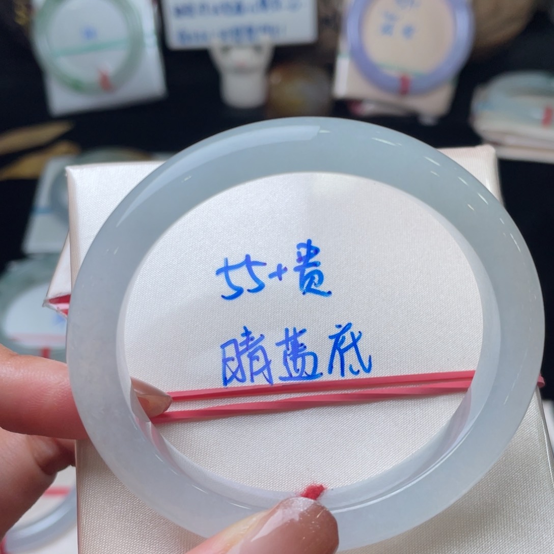 翡翠手镯未镶嵌翡翠手镯