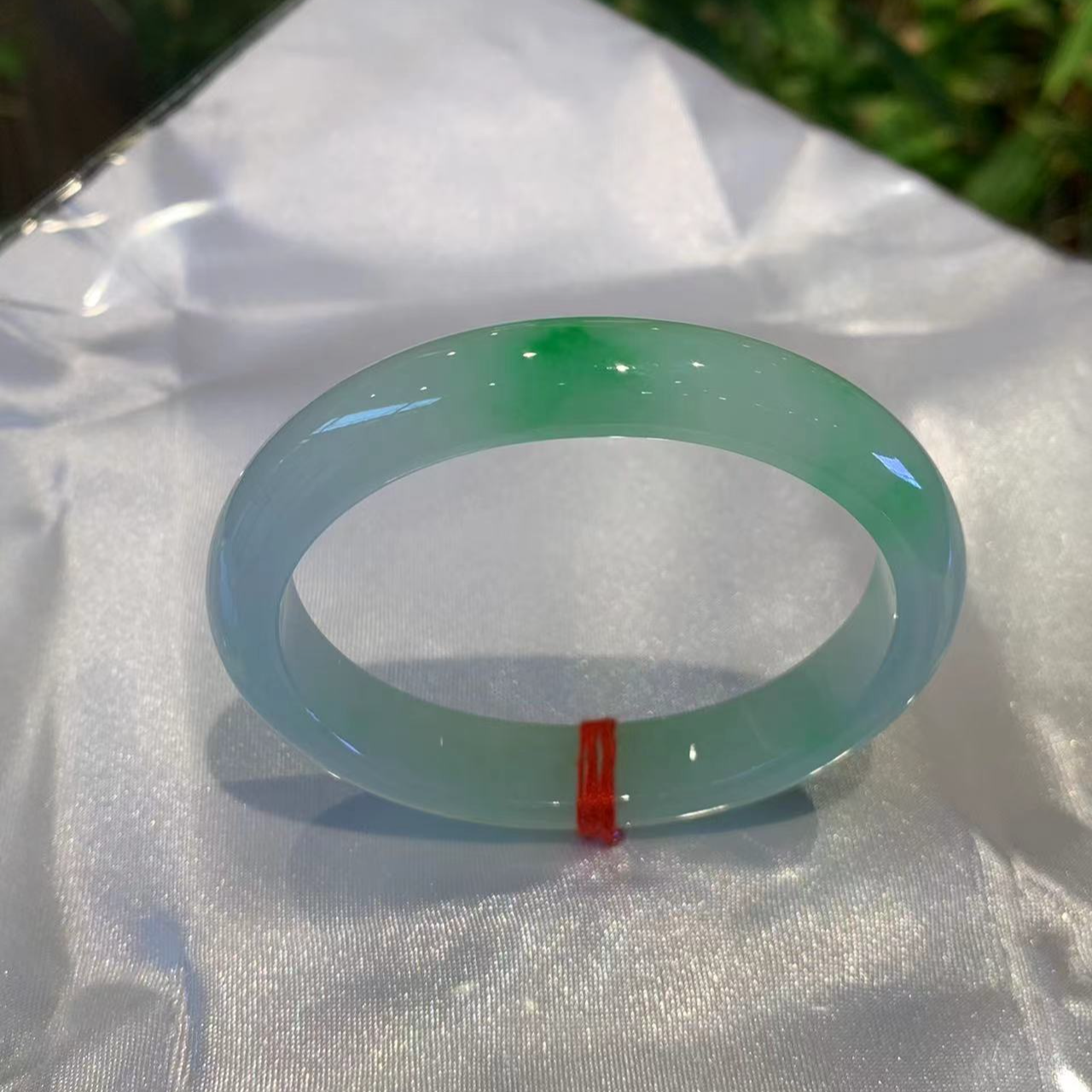 天然翡翠手镯 贵妃圈口51-52 白底青