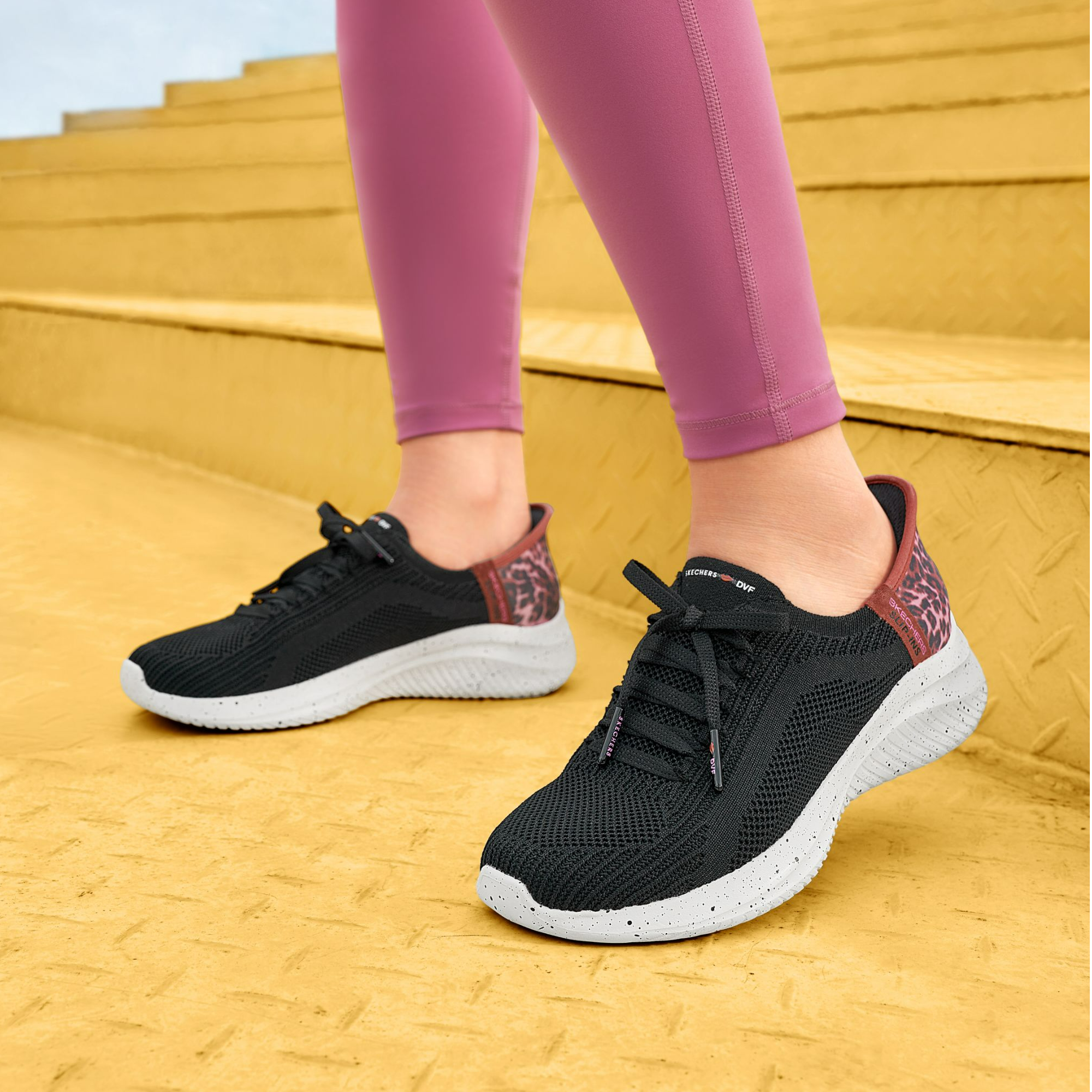 Skechers斯凯奇女鞋秋季新款一脚蹬闪穿鞋轻便休闲运动鞋150166