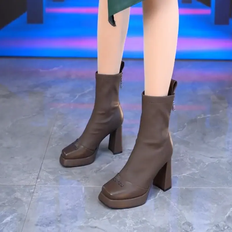 8cm秋冬新款棕色方头高跟短靴女百搭加绒防水台粗跟时装靴瘦瘦靴