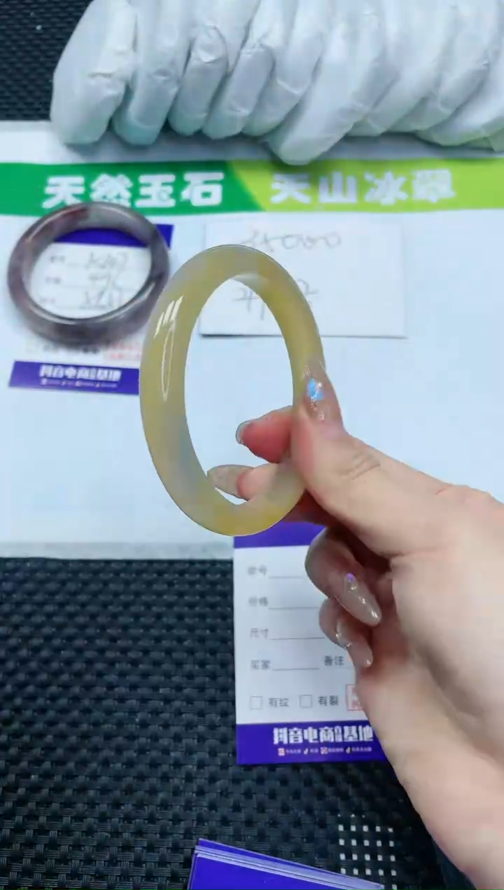 【闪购商品】石英质玉手镯未镶嵌12K148-58
