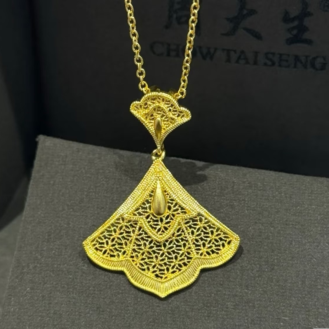 Chow Tai Seng/周大生足金精致银杏叶套链