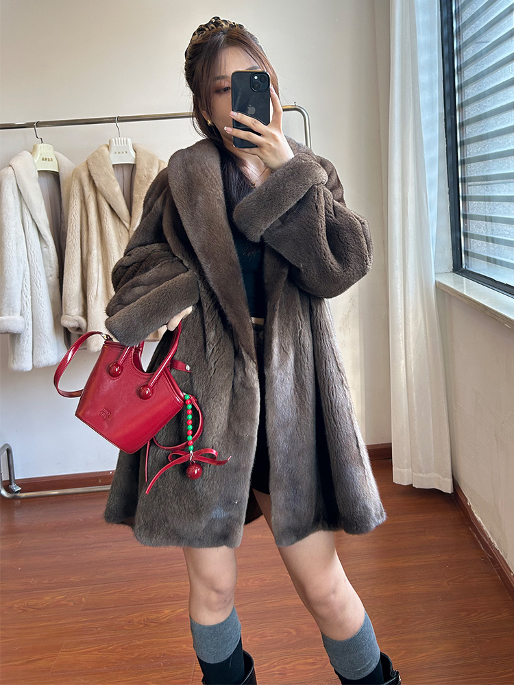 "白月光"2025新款挽袖整貂貂皮大衣女进口天鹅绒水貂皮草外套母貂