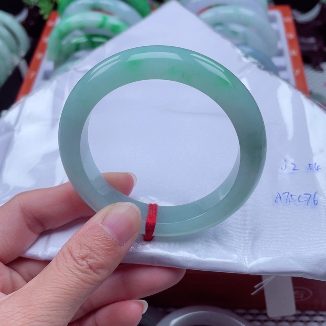 翡翠手镯未镶嵌天然翡翠手镯