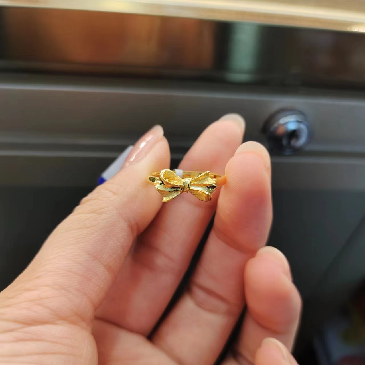 御典金翠缘福利款25特价足金蝴蝶结活口戒指3.8g