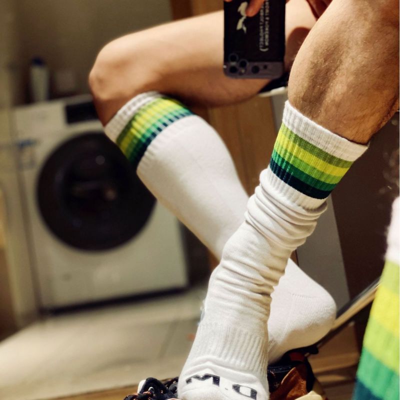 D.M男袜 彩虹条纹毛圈袜高筒长筒袜子 潮时尚运动休闲足球袜 运动