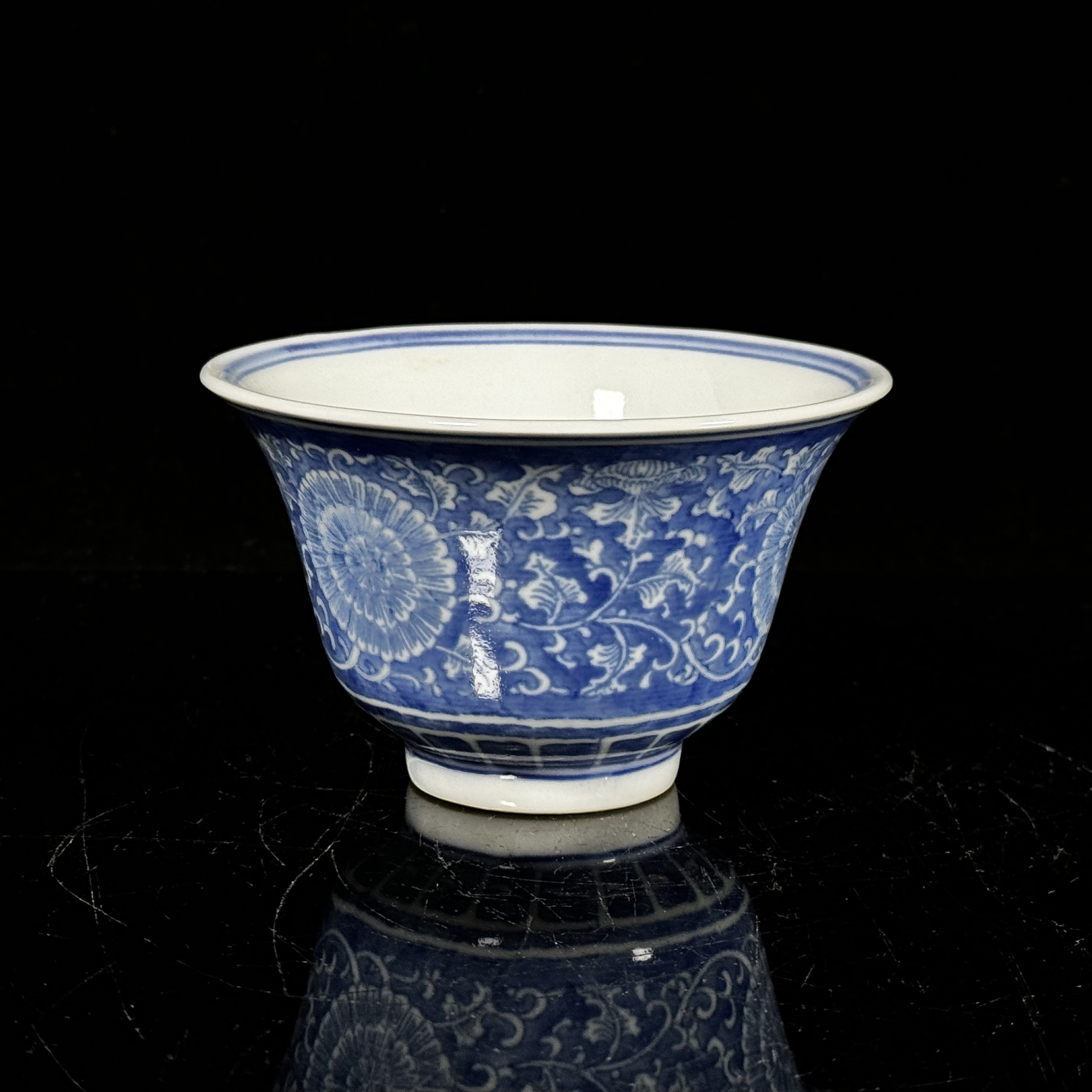 民国 青花缠枝菊纹压手杯04315 A270