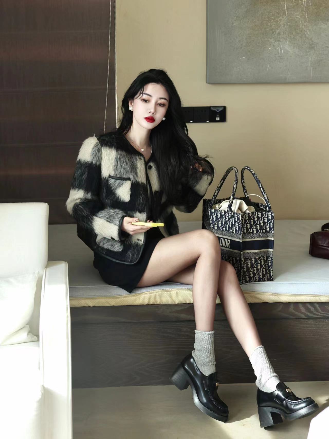 小香风格纹毛呢外套女秋冬2023新款高级感超好看小众大衣短裙套装