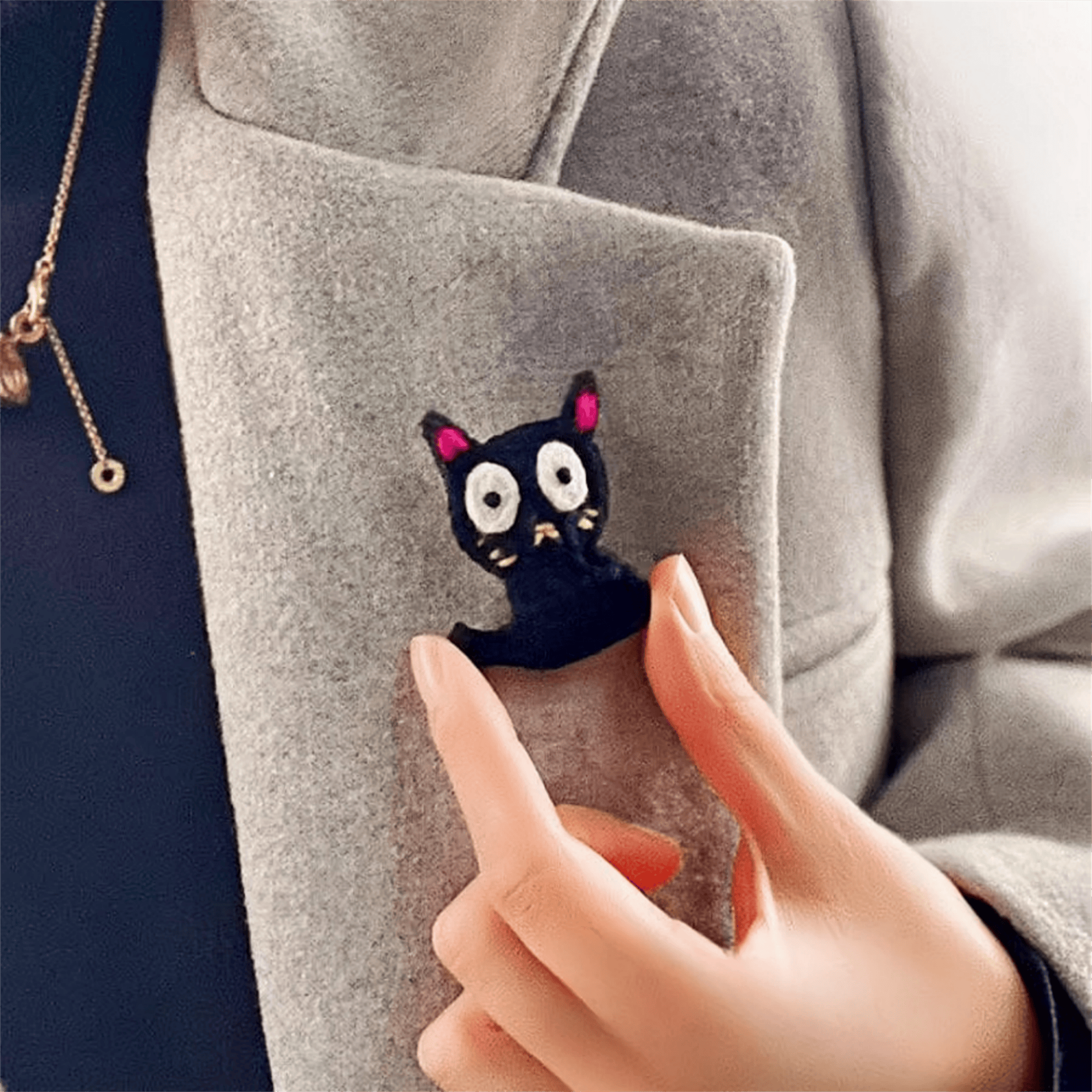 不锈钢胸针 迷你微钩小黑猫胸针百搭饰品冬季新款毛绒胸针搭配ins