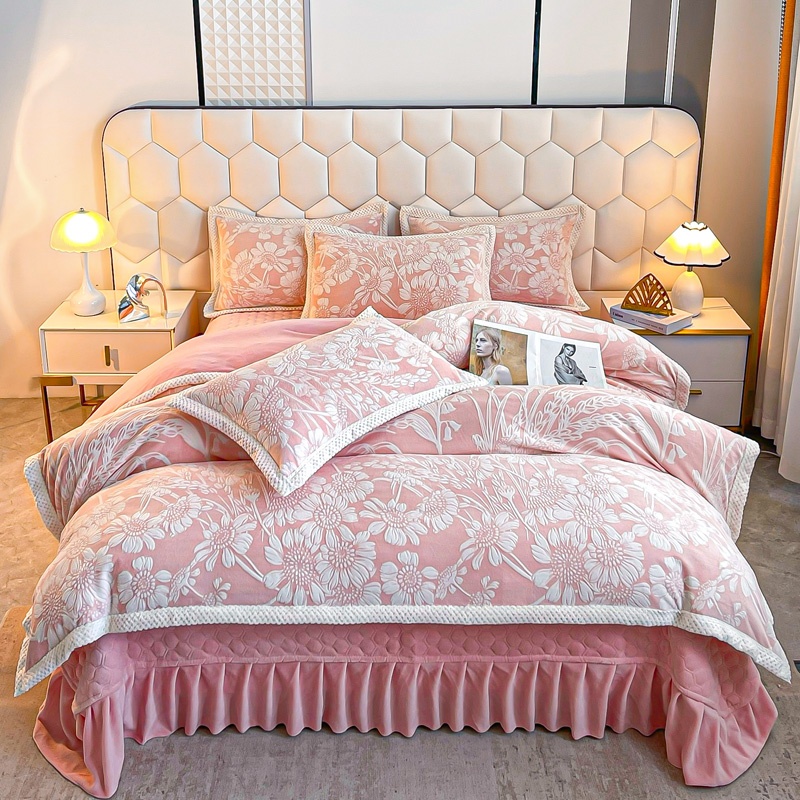 A类雕花牛奶绒床盖四件套 冬季加厚夹棉防滑床盖 印花双面绒床品