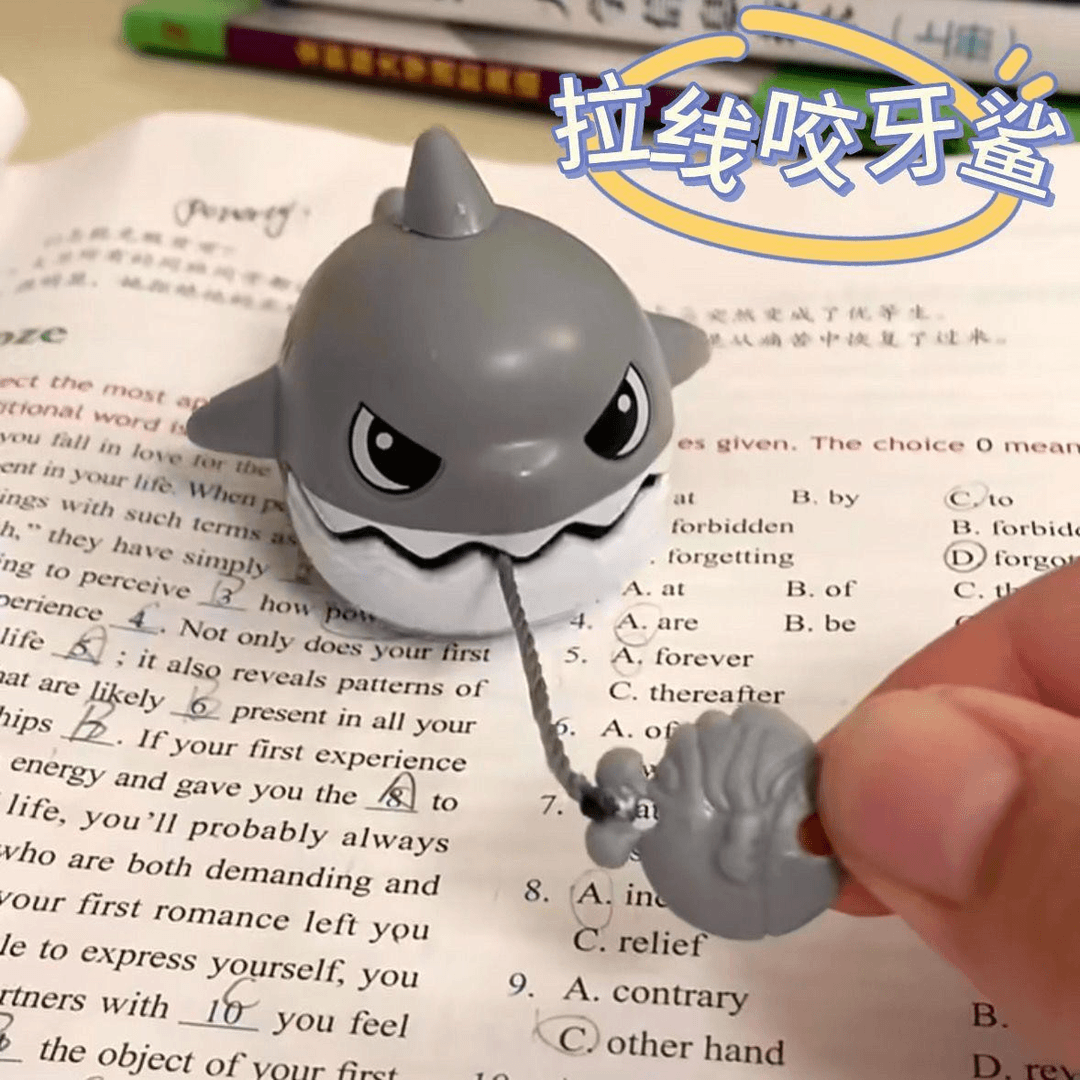 咬牙鲨鱼挂件可拉绳小鲨鱼解压神器拉线大鱼吃小鱼创意钥匙扣玩具