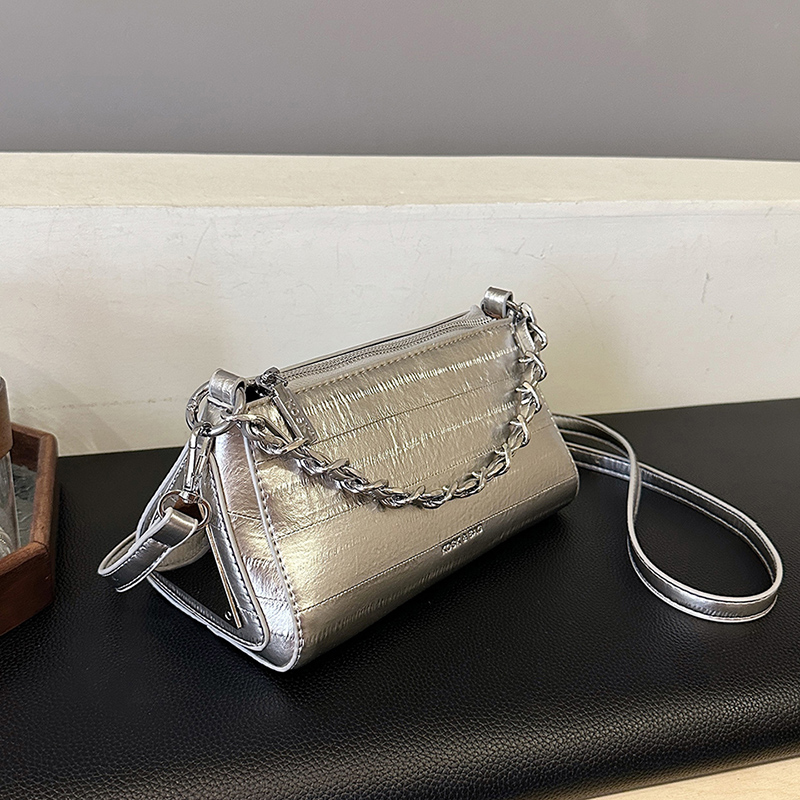2024新款女士单肩斜挎包洋气时尚夏季小包包小众鳗鱼纹银色小包包