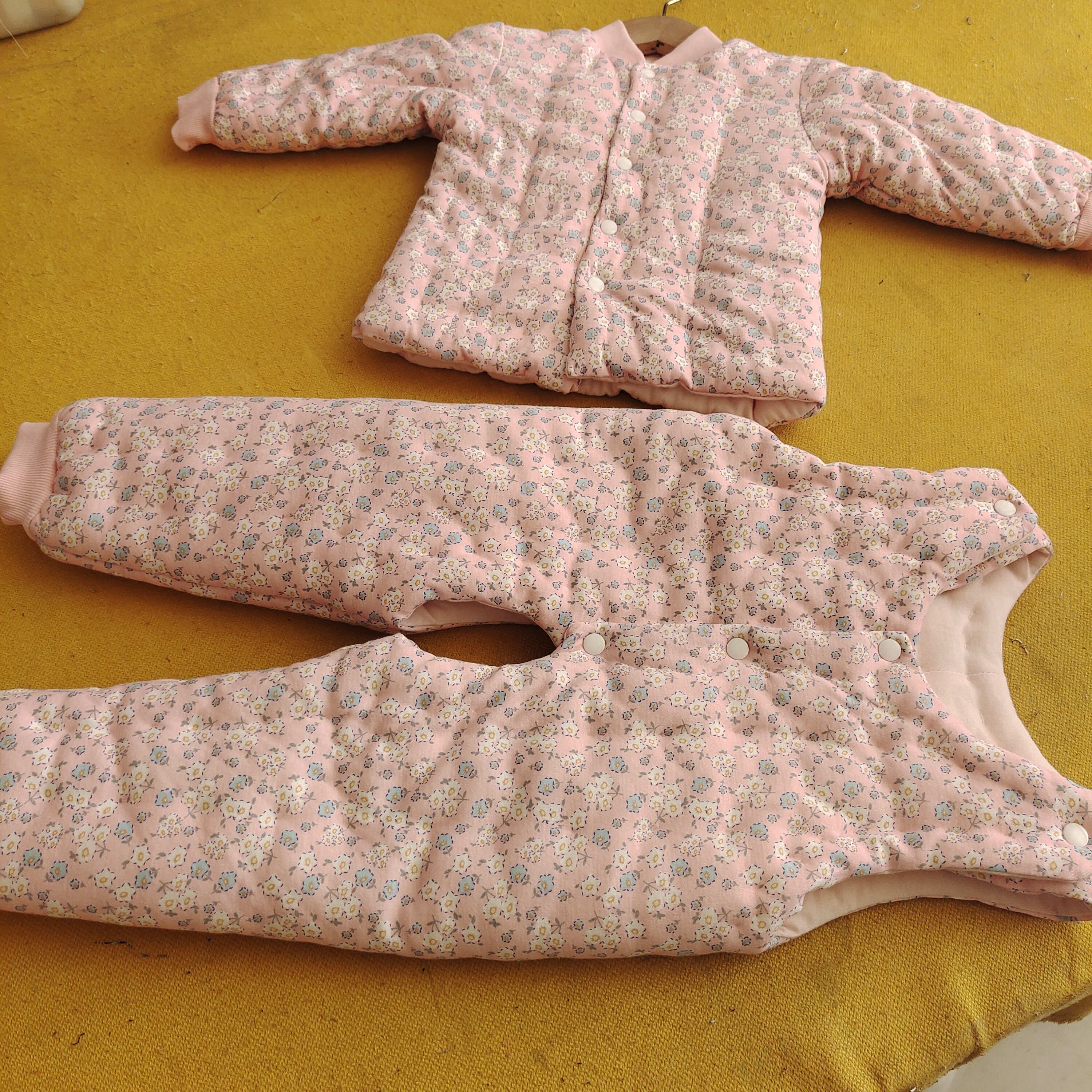 粉色小碎花儿童手工棉花棉袄和背带棉裤