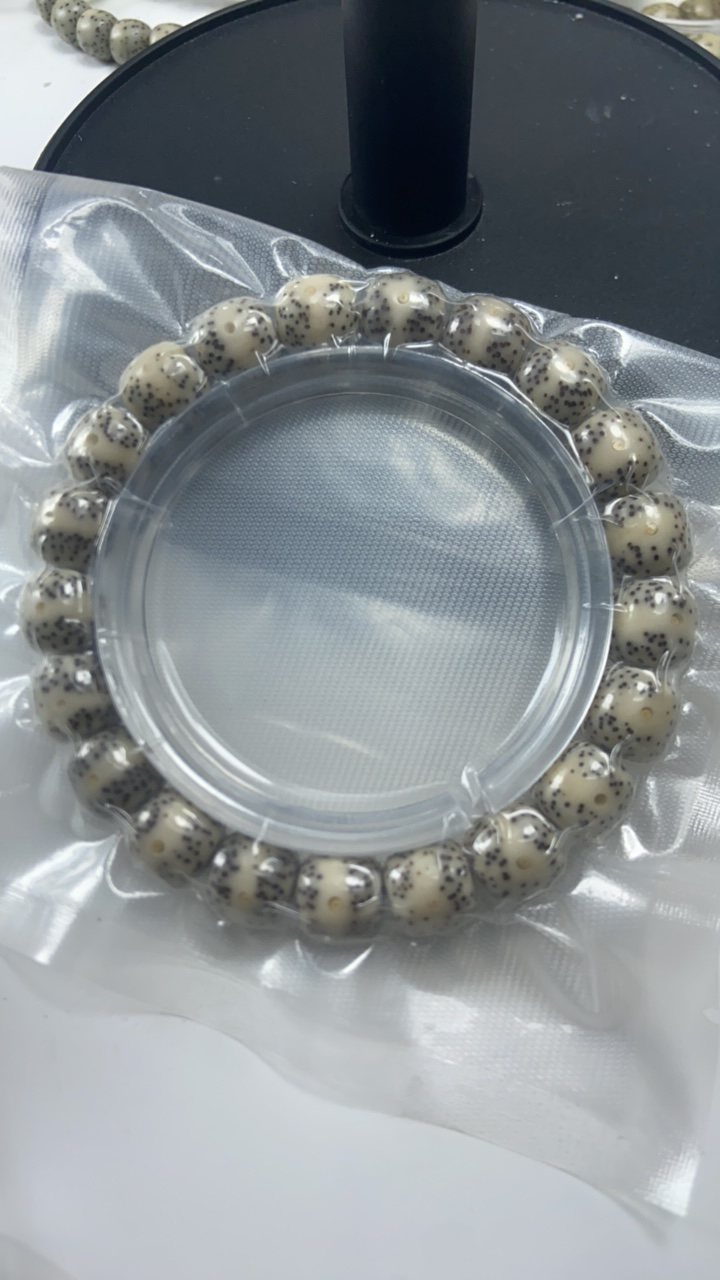 B38。  11*10一线天手串