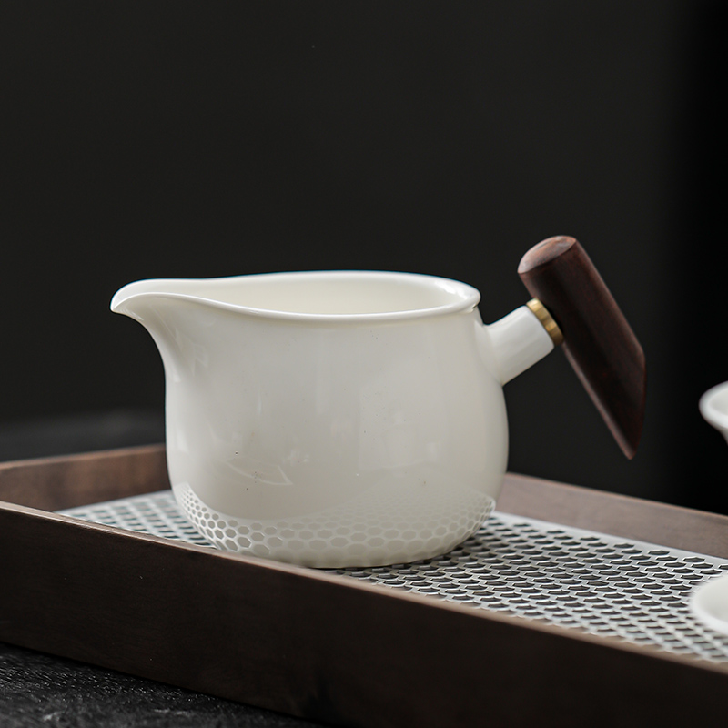 喜嘉茶器德化羊脂玉白瓷木柄公道家用茶具分茶器