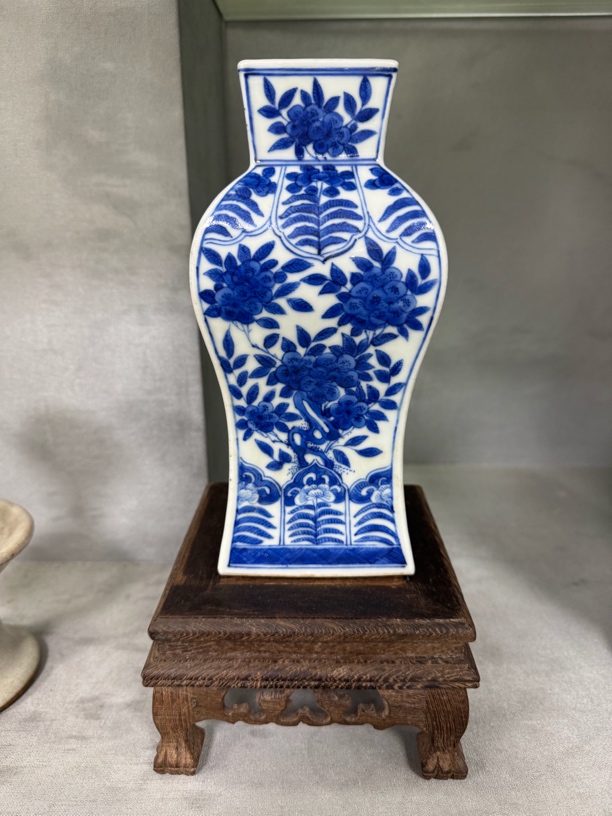 清乾隆海藻纹四方瓶