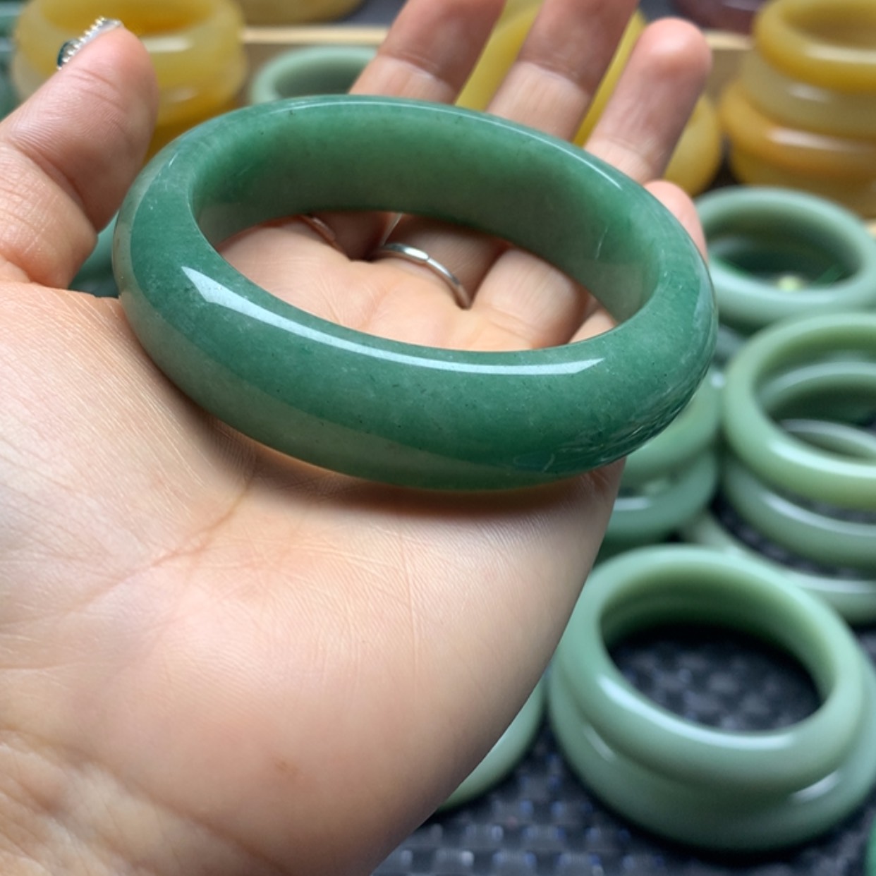 【闪购商品】石英质玉手镯未镶嵌羽*