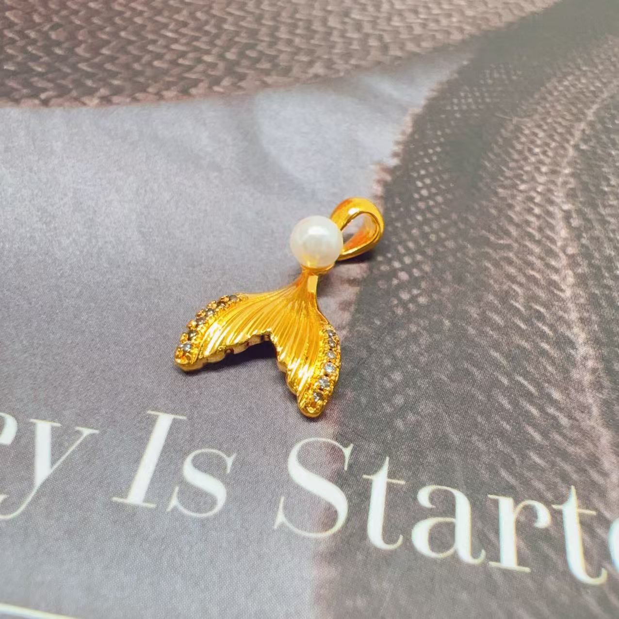 18k金鱼尾吊坠时尚经典款