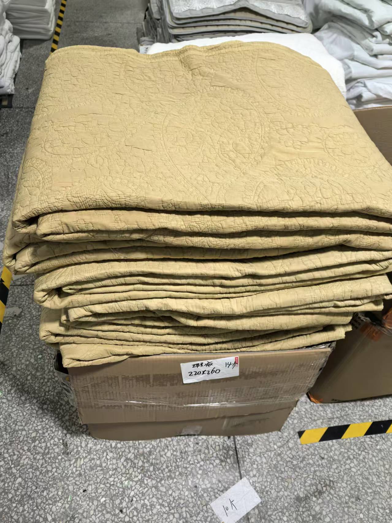 《厚广家》3楼220×260黄色超软水洗棉绗缝化纤床盖 发1张5斤瑕疵