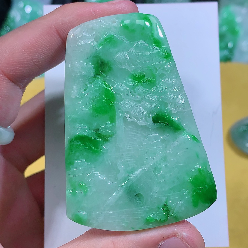 天然A货缅甸翡翠飘阳绿山水牌，照片左滑看尺寸
