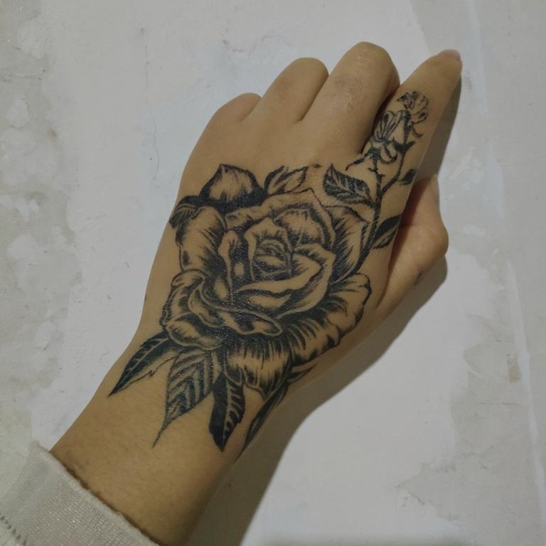 玫瑰花手，买一送一，男女都可以用，纹身贴纸，防水防磨不反光